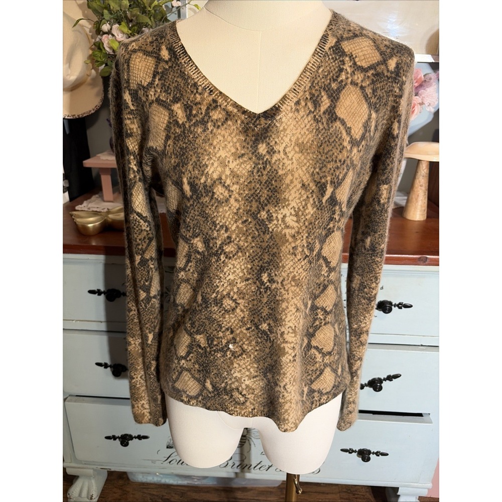 Mainbocher 100% Cashmere Beige Animal Print V-Neck  Pullover Sweater L. HOLE!